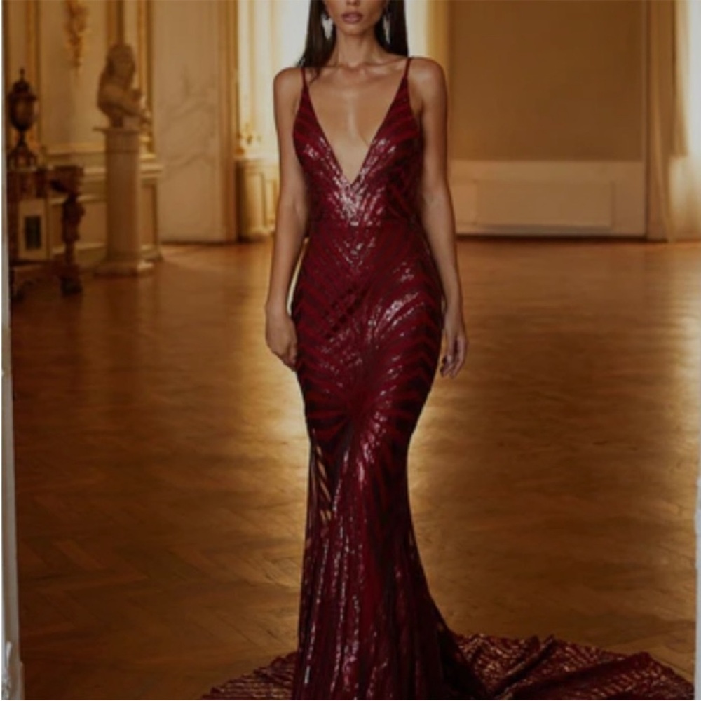 ALAMOUR THE LABEL JUSTINA FLOOR LENGTH GOWN IN BURGUNDY XXS